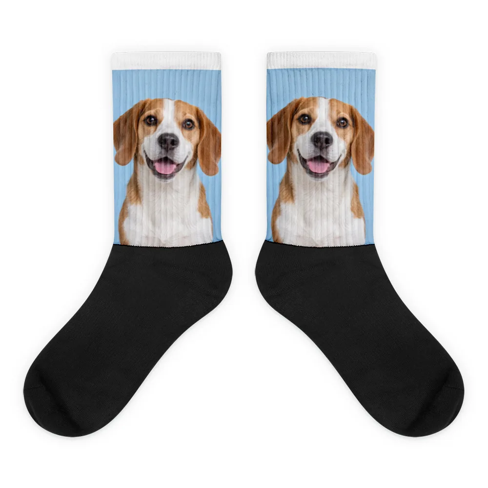 Paire de chaussettes personnalisées avec un portrait unique de chien, bord blanc et pied noir