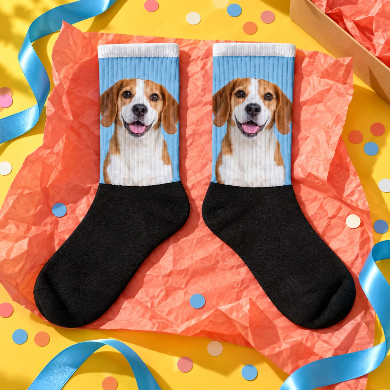 Paire de chaussettes personnalisées au motif de chien dans un emballage cadeau